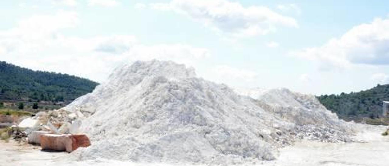 Una «montaña» de marmolina en el polígono de Pinoso.