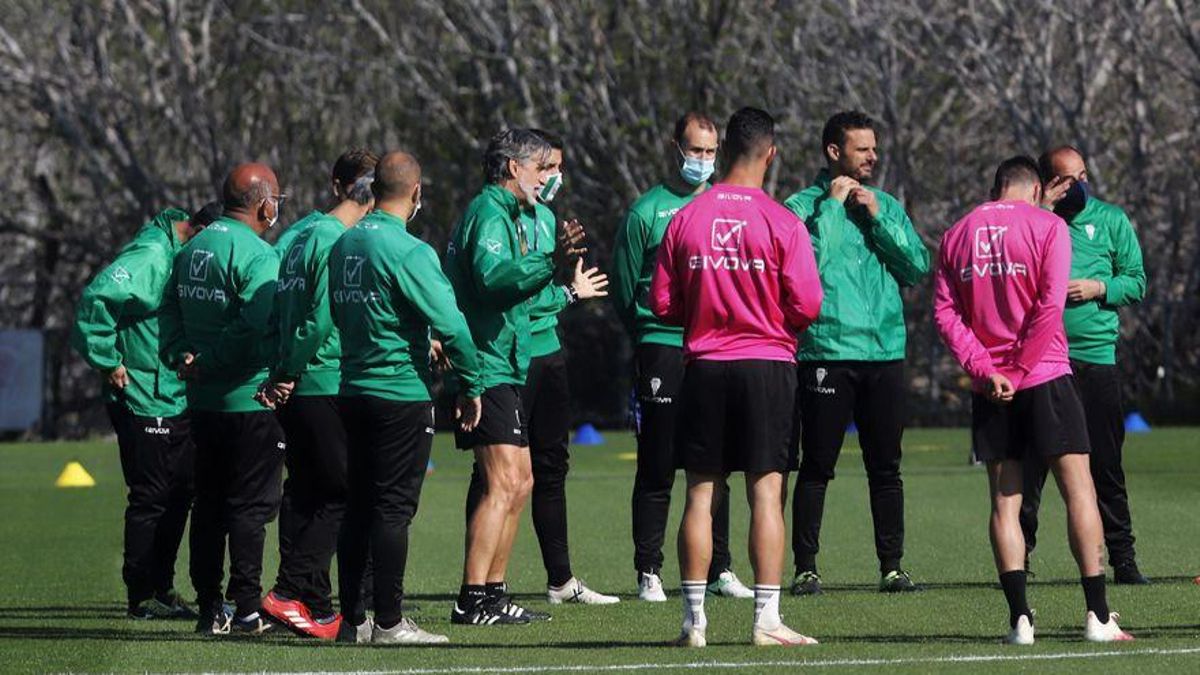 Pablo Alfaro se dirige a sus jugadores en el primer entreno de la semana.