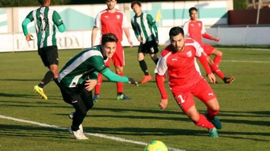 David Serrano lluita per una pilota amb un rival.