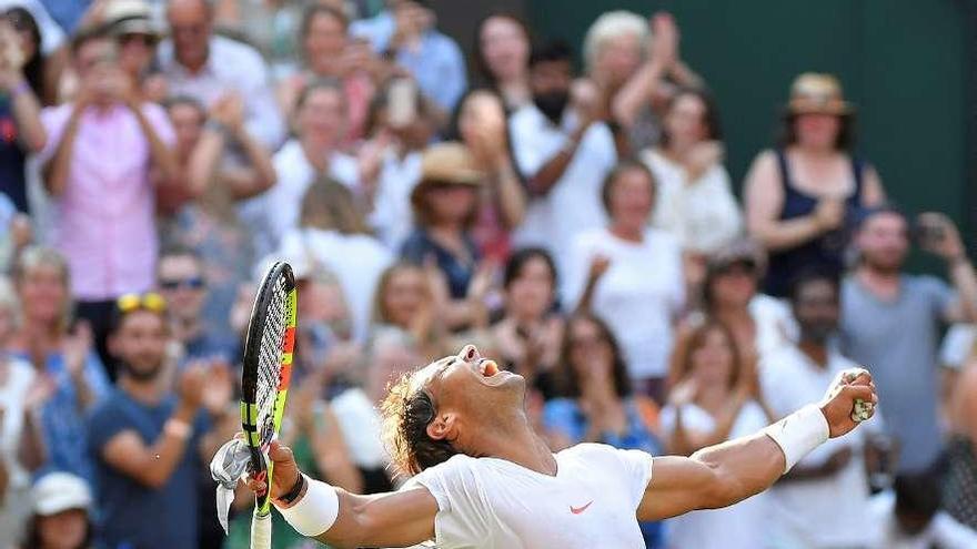 Rafa Nadal celebra su triunfo sobre Jiri Vesely en los octavos de final de Wimbledon.