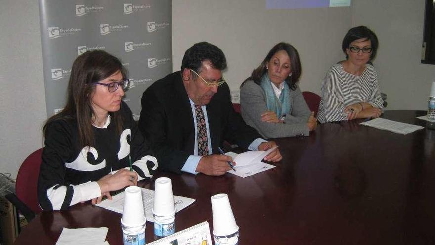 Marceliano Navarro y las ponentes de la jornada informativa, durante la presentación.