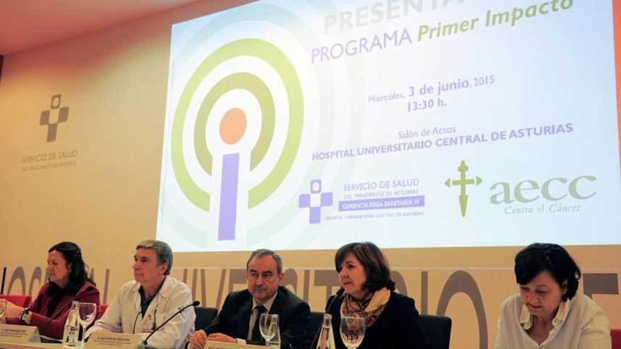 De izquierda a derecha, Margarita Collado, José Fernández, Julio Bruno, Margarita Fuente y Belén Fernández, ayer, en el salón de actos del HUCA durante la presentación del programa.