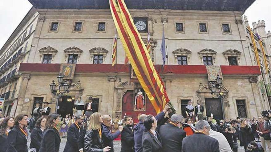 Momento en que los concejales del ayuntamiento de Palma colocan el Estedard en la plaza de Cort para iniciar la fiesta.