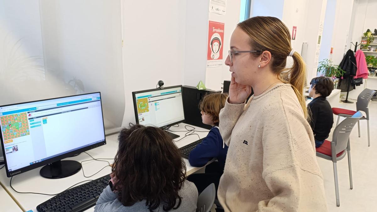Noelía García durante un instante del taller de programación.