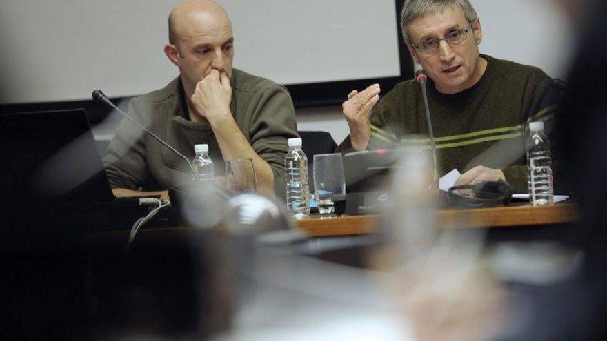 Dos colectivos cargan en el Parlamento navarro contra las obras de Yesa