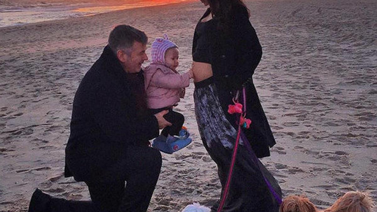 Alec Baldwin e Hilaria Thomas, con su hija, Carmen, en una foto de Twitter con la que han anunciado que están esperando otro bebé.