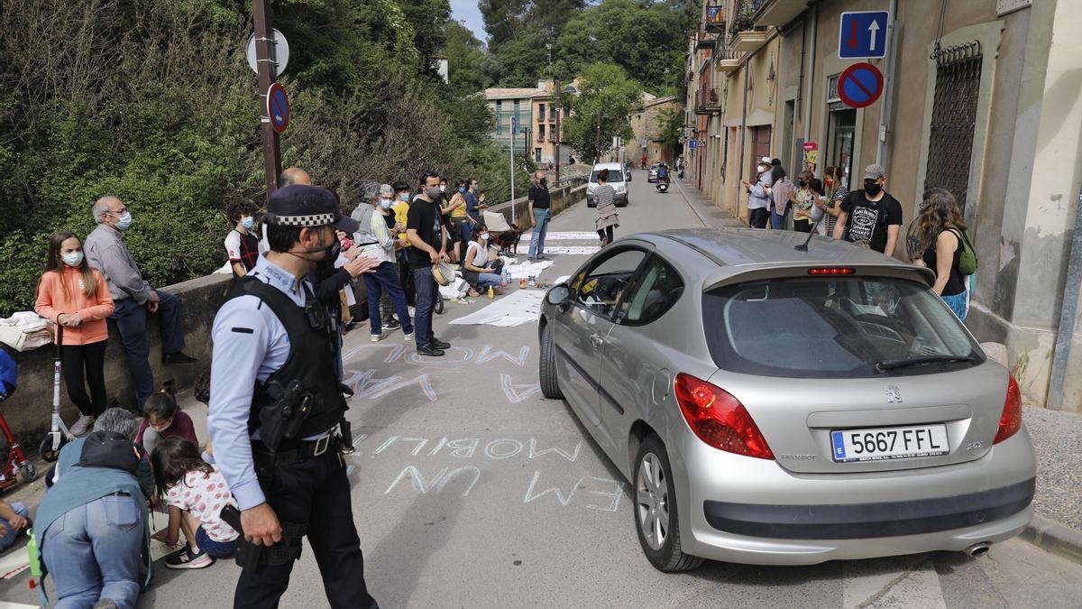 Protesta dels veïns del barri de Sant Daniel que reclamen un pla de mobilitat per viure «amb seguretat»