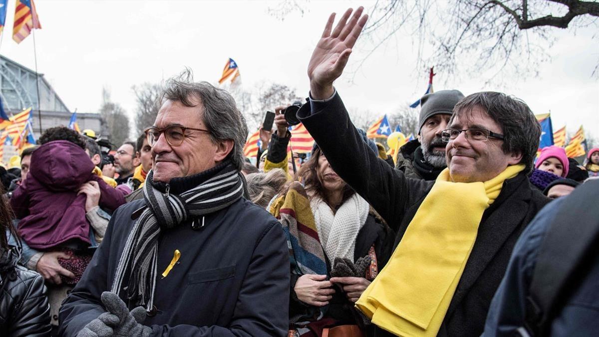 Los expresidentes Artur Mas y Carles Puigdemont, este jueves, en Bruselas.