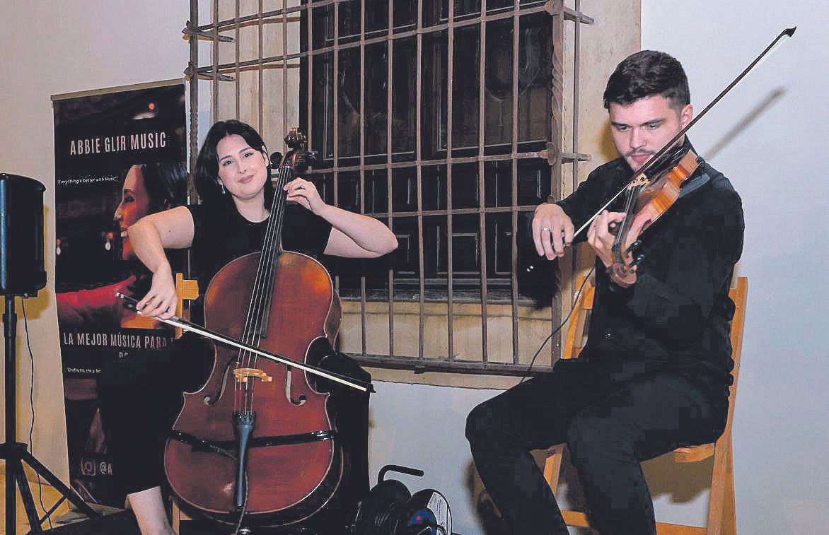 78.	Abbie Glir y Neftalí Gómez, dúo de violonchelo en el Patio de San Eulogio.