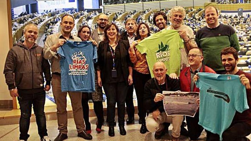 Representantes de las plataformas gallegas, ayer, con Ana Miranda, en el Parlamento Europeo.