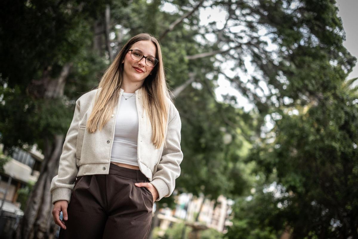 La enfermera Yaiza Utrera, tercera mejor nota del EIR del país, posa en Plaza España, en Santa Cruz deTenerife.