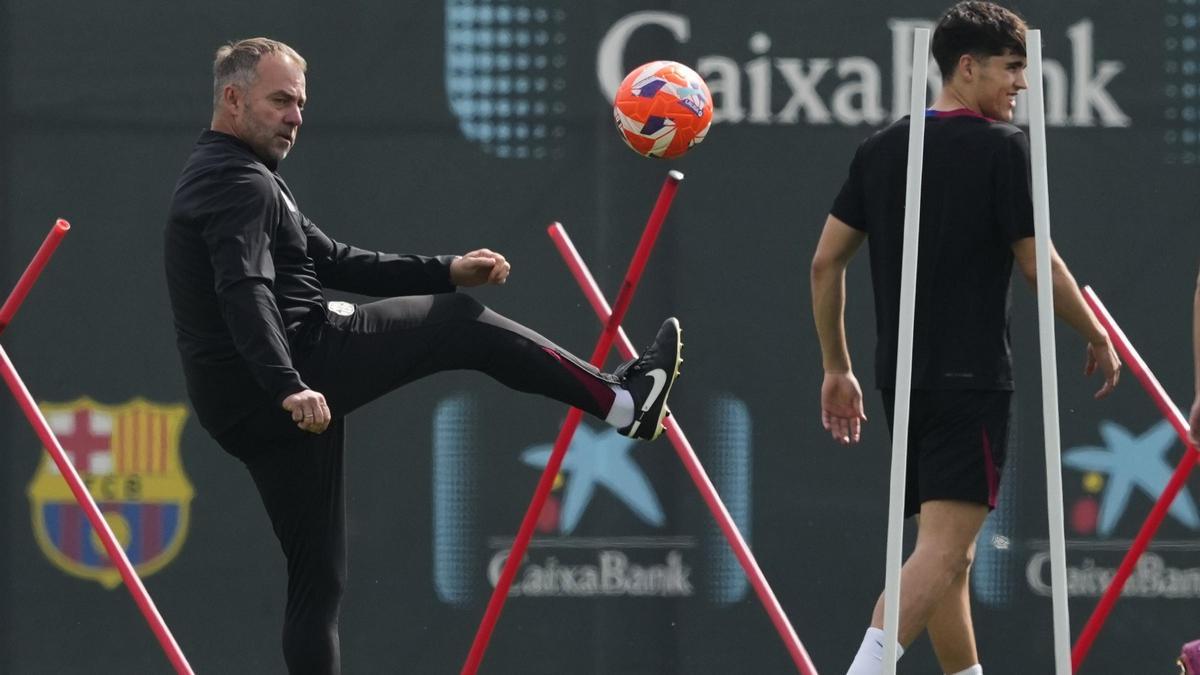 Flick juguetea con el balón durante el último entrenamiento previo a la visita del Barça a Butarque para enfrentarse al Leganés.