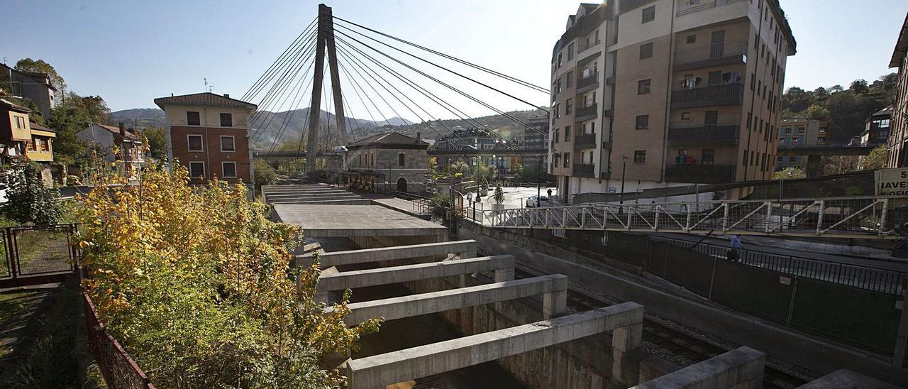 La rampa de acceso al falso túnel del soterramiento, a la altura del puente atirantado de Sama. | Miki López