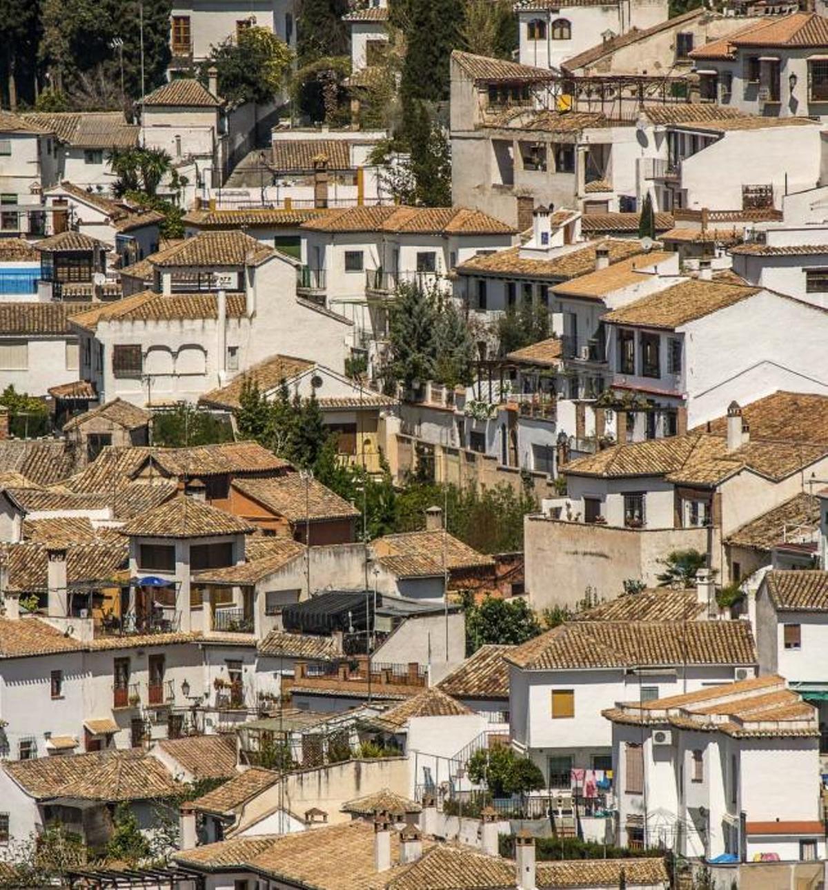 ●	Mayor inestabilidad en las grandes ciudades: el 10,4% de los hogares quiere o necesita mudarse, casi el doble que en los pueblos (5,9%)