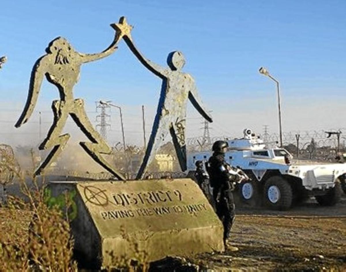 33 Una escultura sobre la suposada unió d’humans i àliens. 33 Una escultura sobre la suposada unió d’humans i àliens.