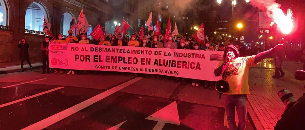 Asturias reaviva el clamor para salvar su sector del aluminio: centenares de personas se concentran en Oviedo al grito de "Alcoa no se cierra"