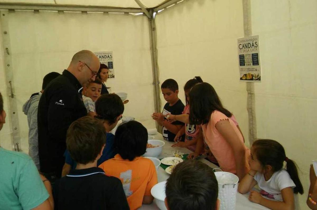 Los niños dan la lata en la cocina