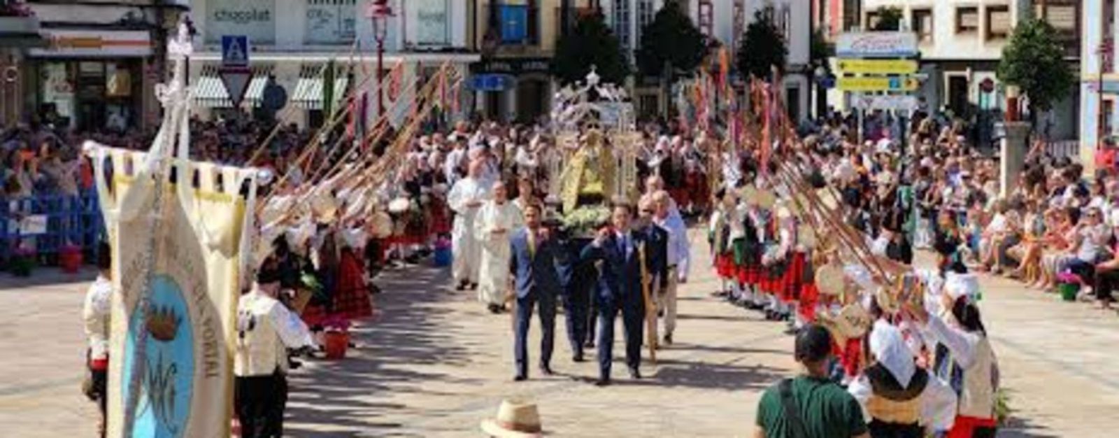 La llegada de la procesión a la plaza del Ayuntamiento.  