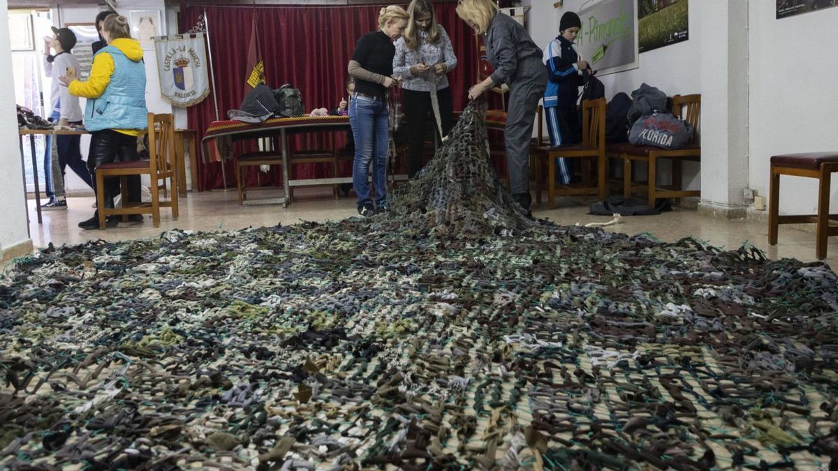 Las mujeres tejen una de las mallas de camuflaje en la sede de Castilla La Mancha.