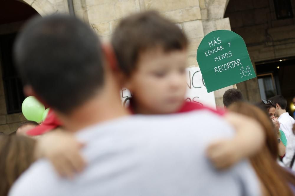 Concentración contra los recortes en las escualas infantiles de Asturias