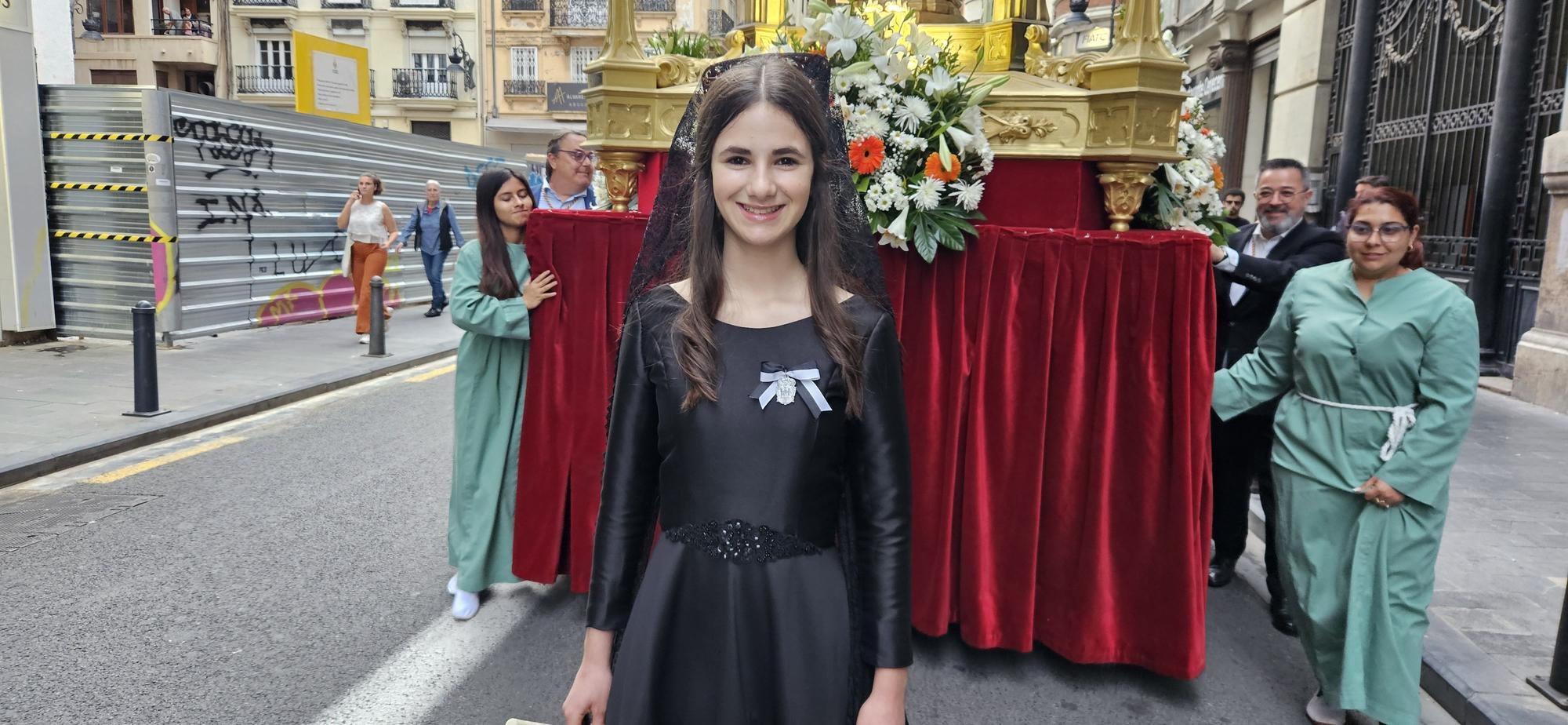 Paula y la corte infantil acompañan al San Vicente Niño