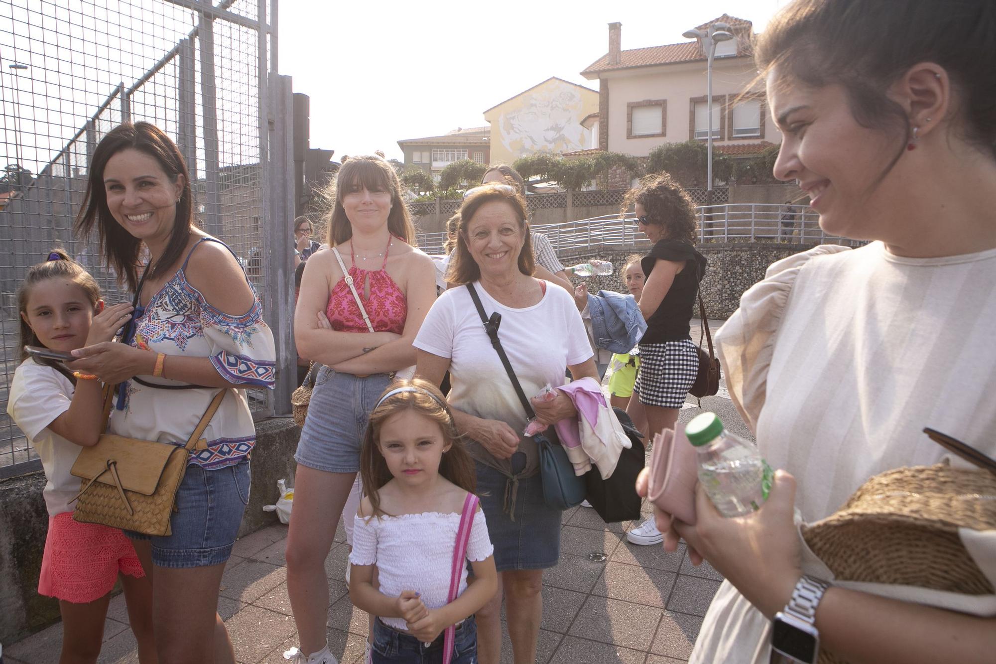 ENIMÁGENES: A punto de comenzar el concierto de Sebastián Yatra, en Avilés, los fans abarrotan el pabellón de La Magdalena