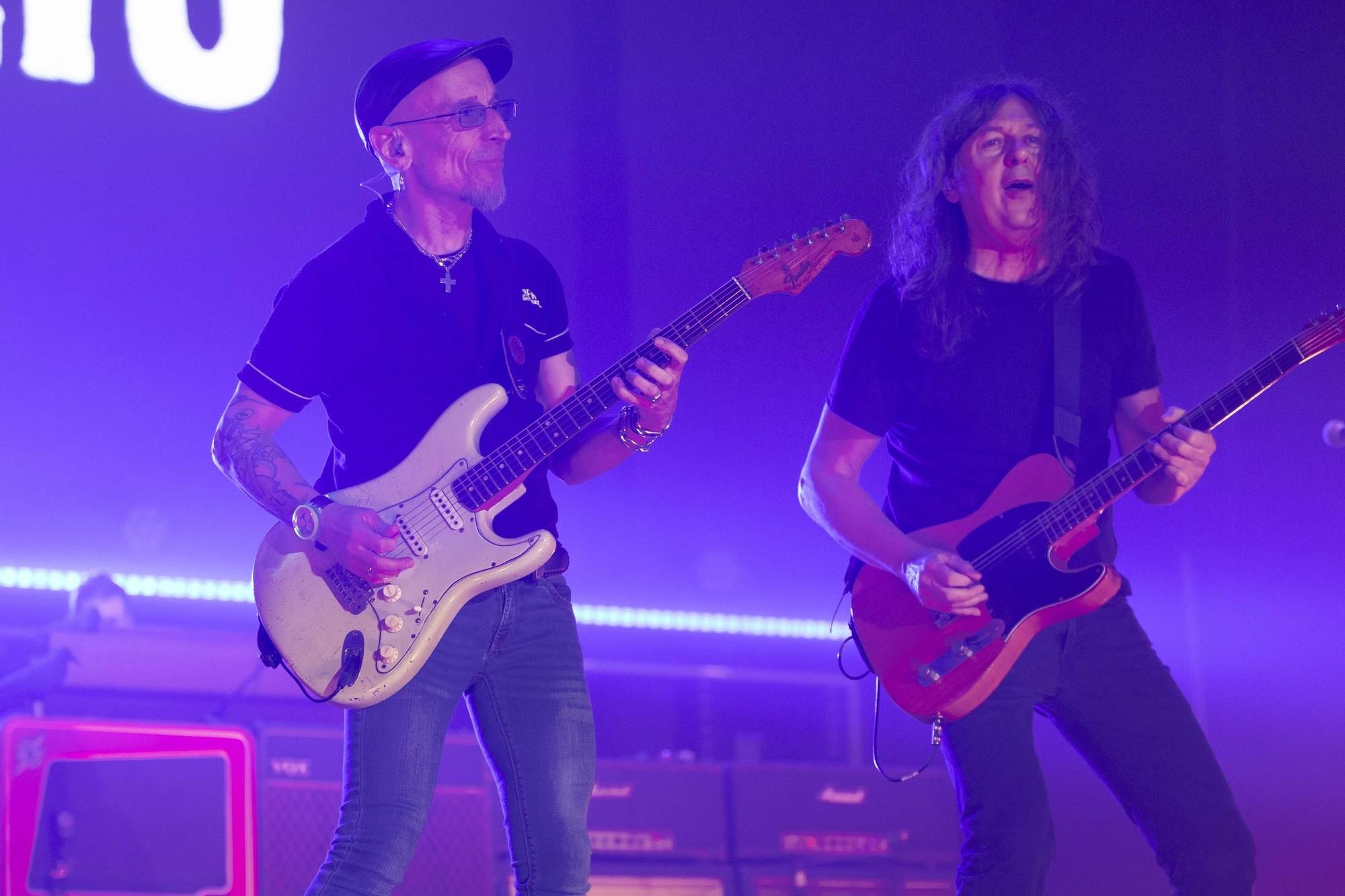 El Multiusos Fontes do Sar a los pies de Fito y sus fitipaldis