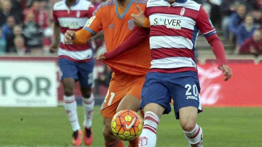 Rubén Pérez, que será baja para Riazor tras ver la décima amarilla, pugna con el valencianista André Gomes.