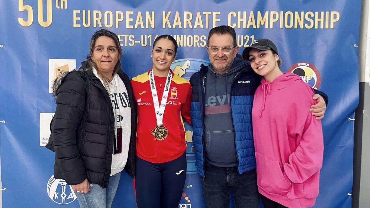Paola García Lozano luce la medalla de campeona junto a su familia en Chipre