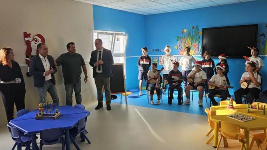 El consejero de Educación, Poli Suárez, visita el aula de 2 a 3 años del CEIP Guiguán, en Tinajo (Lanzarote), durante su apertura. | | E.D.