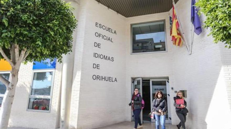 Imagen del edificio que alberga la Escuela Oficial de Idiomas de Orihuela, ayer.