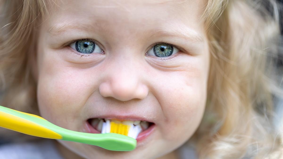 No cuidar los dientes de un niño desde el principio puede derivar en problemas bucales importantes.