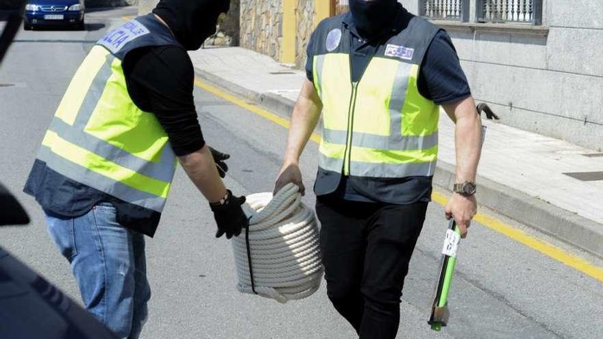 Un registro de la operación contra la banda de butroneros del Este que cayó en Vilagarcía. // Iñaki Abella