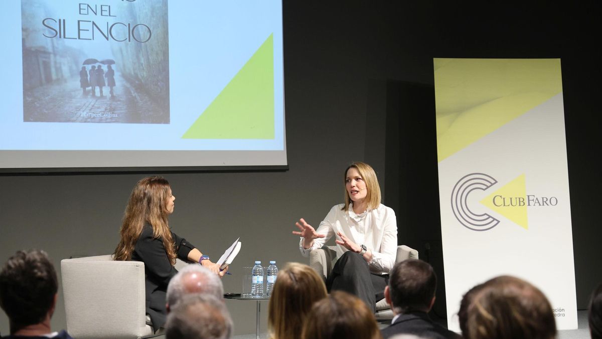 La periodista y novelista Silvia Intxaurrondo en un acto para presentar «Solas en el silencio» en el marco del Club FARO.