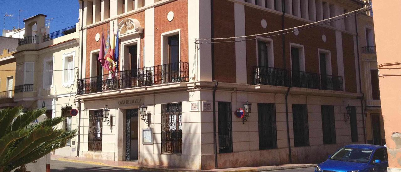 Exterior del Ayuntamiento de Corbera, en una imagen de archivo.