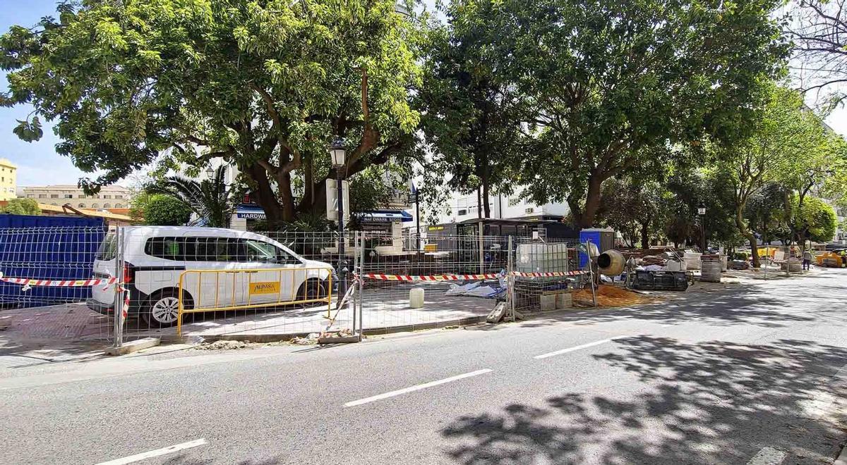 Un tramo de aceras valladas ante unas obras en San Pedro Alcántara.