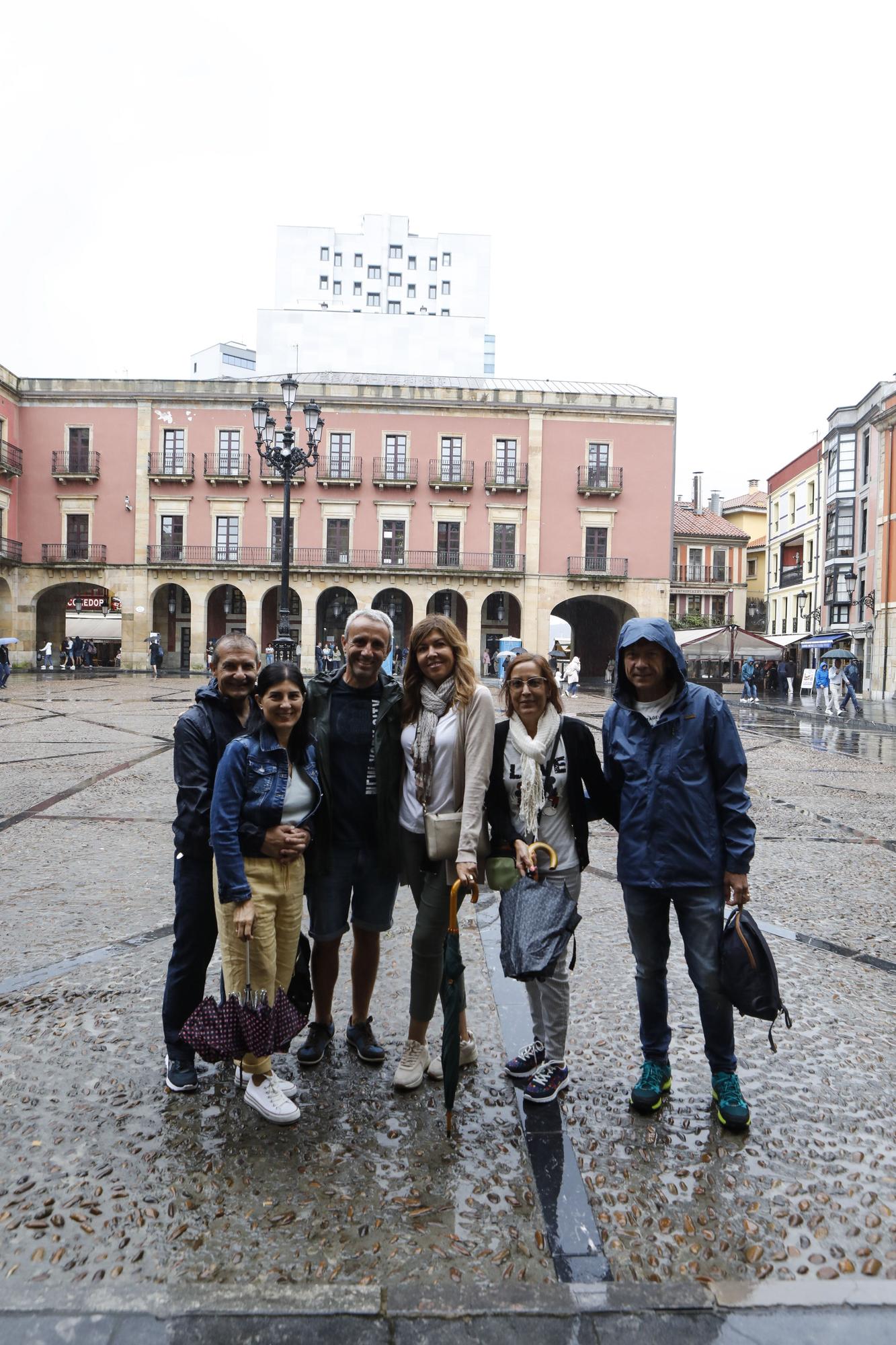 En imágenes: Los turistas, preparados para las lluvias asturianas