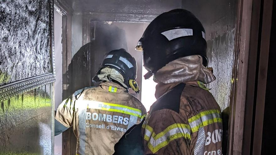 Dos efectivos de los bomberos dentro del domicilio incendiado en Sant Antoni