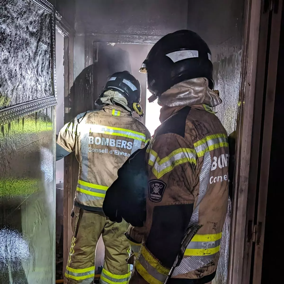 Una familia avisa alarmada a los bomberos tras producirse un incendio en su casa de Sant Antoni