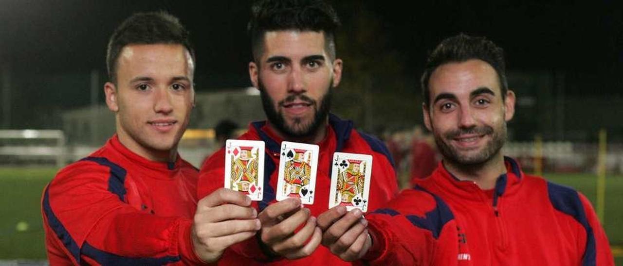 Los tres protagonistas de la triple Jota del Estradense, ayer, en el Estadio Municipal de A Estrada. // Bernabé/Luismy