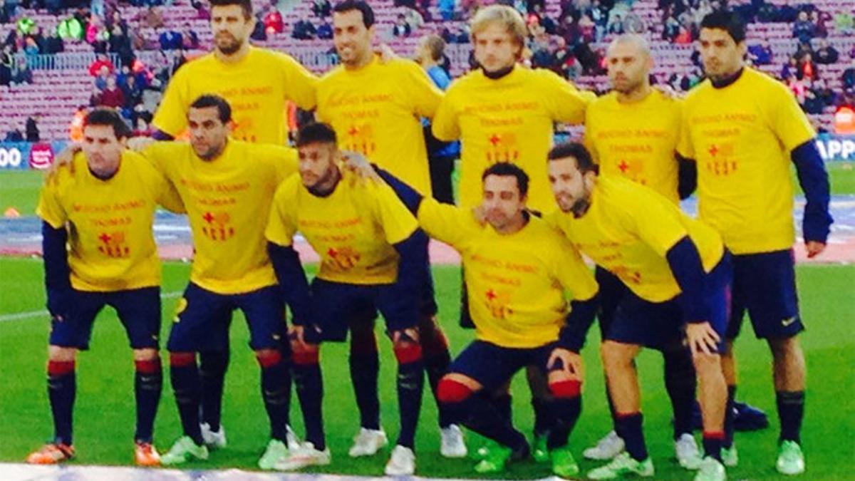 Los jugadores del Barça con las camisetas de apoyo a Vermaelen
