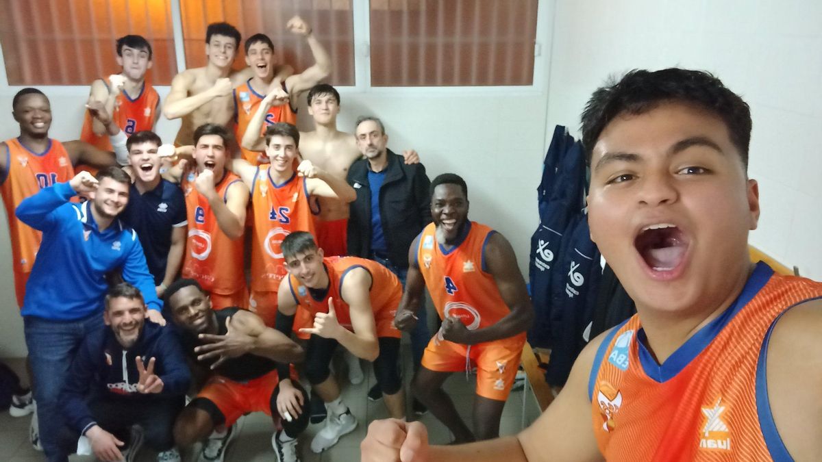 Los jugadores del Sagrado Corazón celebran la victoria y el liderato.