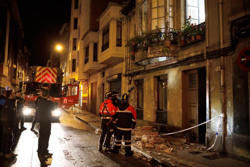Herida una mujer al caer de un balcón en Gijón