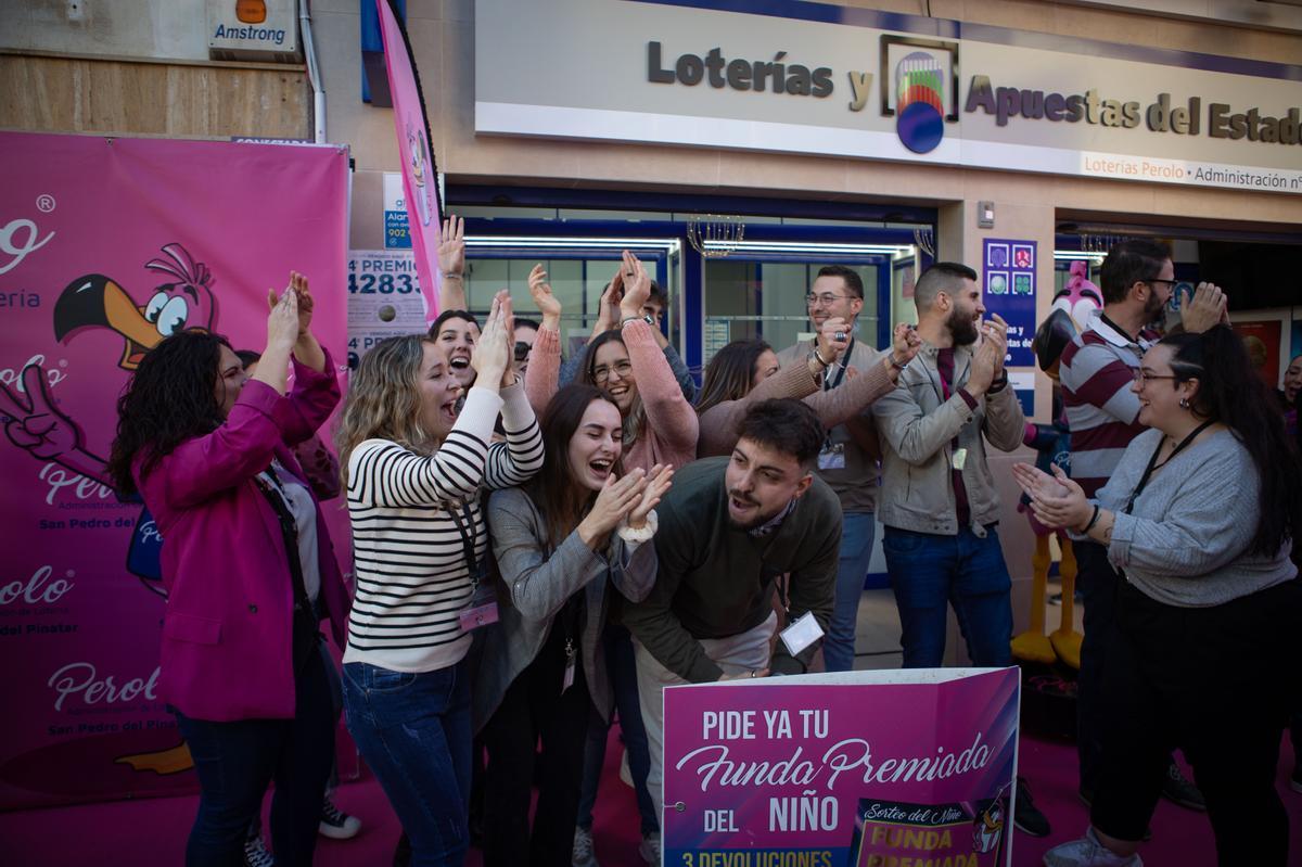 Así han celebrado repartir el Gordo en el Perolo