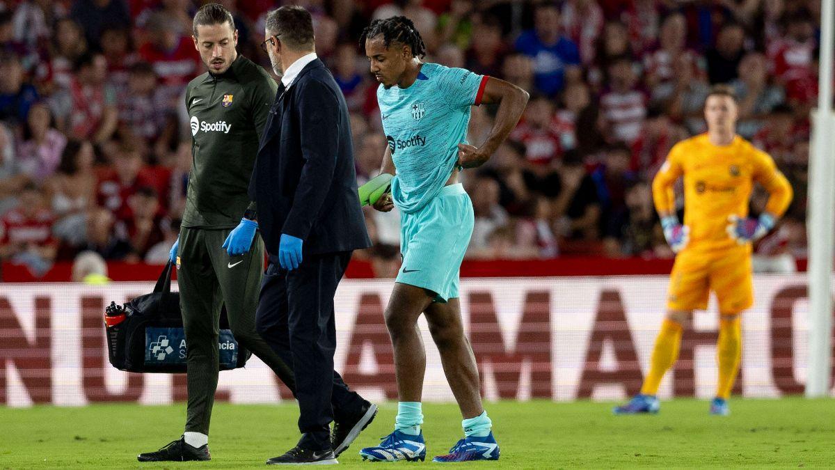 Koundé se retira lesionado en el partido ante el Granada