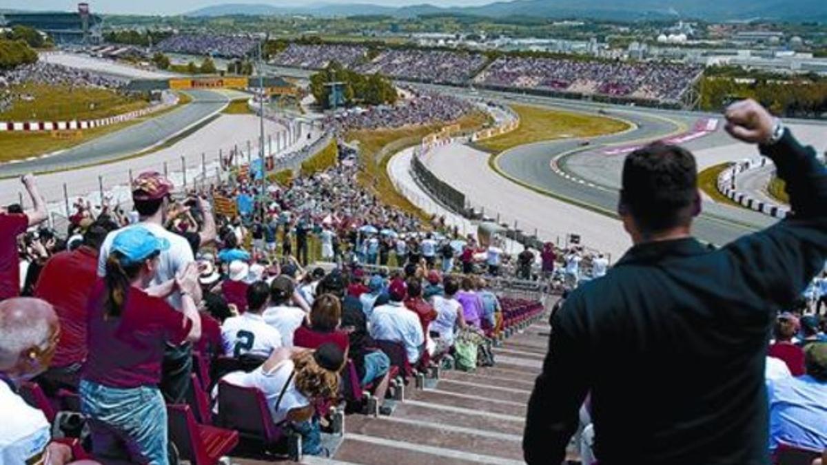 El público de Montmeló jalea a Alonso en el Gran Premio de F-1 del año pasado.