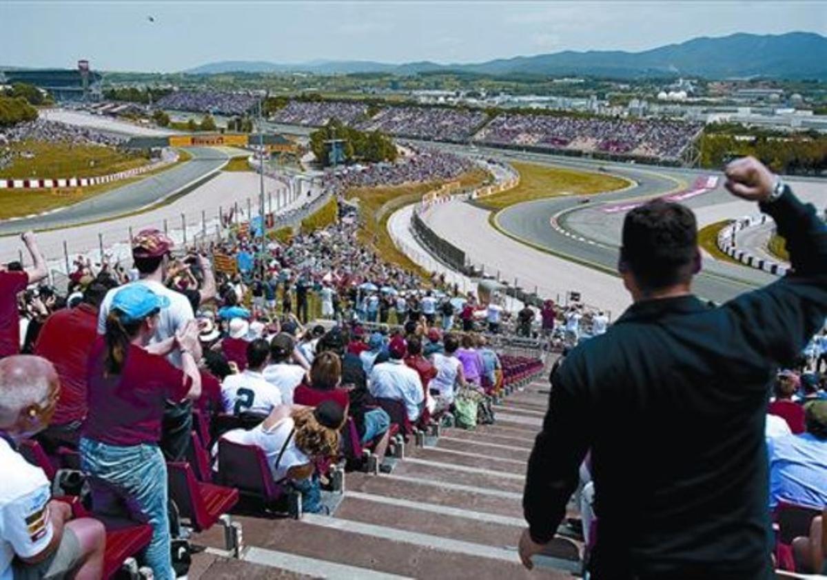 El públic de Montmeló anima Alonso al Gran Premi de F-1 de l’any passat. El públic de Montmeló anima Alonso al Gran Premi de F-1 de l’any passat.