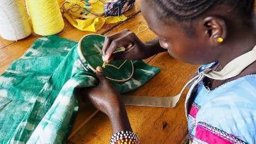 Una de las jóvenes que participa en un taller de costura.