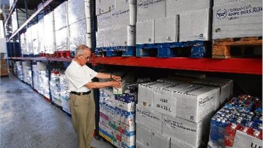 El vicepresident de l&#039;entitat, Joan Jorba, ahir, al magatzem del Banc dels Aliments de Girona.