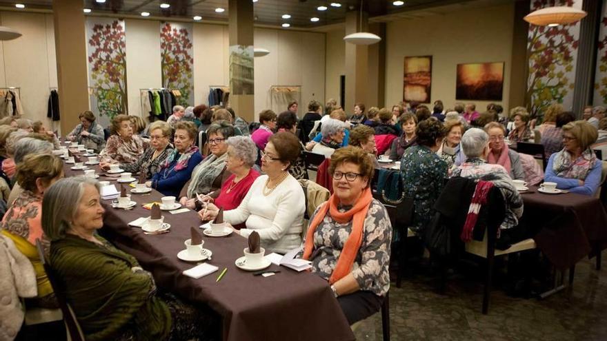 Asistentes a la charla organizada por las Amas de Casa de La Felguera.